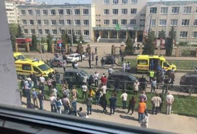 Двое людей открыли стрельбу в одной из школ Казани