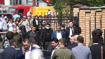 Президент Татарстана прибыл к месту стрельбы в школе в Казани