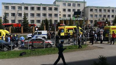Силовики заблокировали в здании казанской школы второго напавшего
