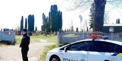 Женщина лишилась жизни прямо на кладбище в Одессе, видео: врачи не смогли спасти