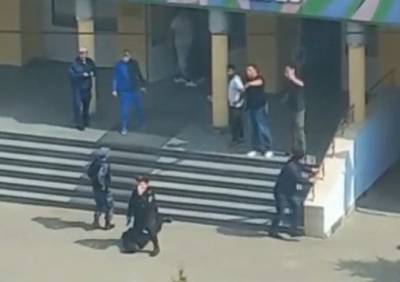 Опубликовано видео задержания молодого человека, устроившего стрельбу в Казани