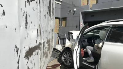 Девушка на Lexus протаранила стену дома в центре Петербурга