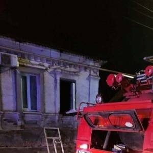 В Мелитополе во время тушения пожара спасли двух человек. Фото