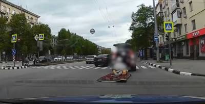 В Харькове возили "пассажиров" на "ковре-самолете", видео: все закончилось печально
