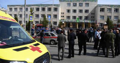 Очевидец сообщила, как после стрельбы выводили детей из школы в Казани