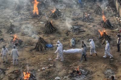 Индия: брахманы взвинтили цены на кремацию — бедняки сбрасывают тела умерших от COVID в Ганг
