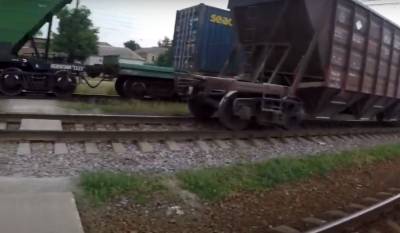 Под Харьковом товарный поезд сбил мужчину, детали трагедии: "переходил дорогу в..."