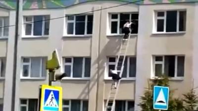 Пожарные эвакуировали часть детей из казанской школы. Видео