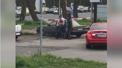 В Одессе таксисты подрались посреди улицы: видео разлетелось по сети