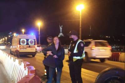 В Киеве в стельку пьяная водитель устроила аварию на мосту Патона: кадры ДТП