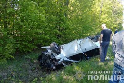 На Буковине в результате опрокидывания автомобиля погибла девочка, еще один ребенок в больнице