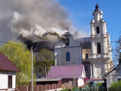МЧС: пожар в Будславском костеле локализован