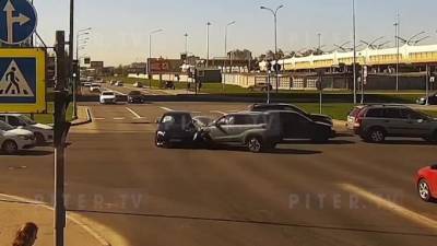 Видео: на перекрестке Планерной и Богатырского столкнулись три авто