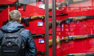 Российские власти после стрельбы в казанской школе пересмотрят закон в области оборота оружия