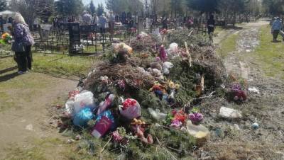 Из-за раскисших дорог с кладбища в Бежецке Тверской области не могут вывезти мусор