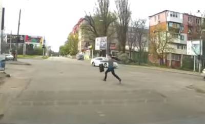 В Одессе ребенок бросился под машины на глазах у родителей, видео: "Стоял со всеми, а потом сиганул"
