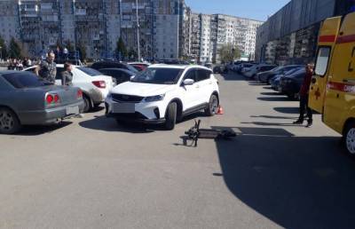 В Кузбассе иномарка сбила двух школьников на электросамокате