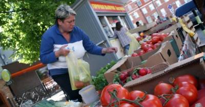 На продавщицу овощей у Северного вокзала составили 30 штрафов за незаконную торговлю