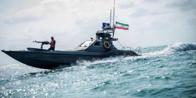 Американский корабль открыл предупредительный огонь по иранским судам