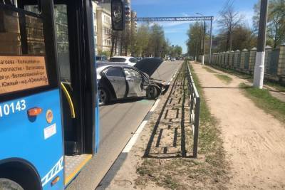В Твери легковушка пыталась объехать автобус, но в итоге попала в аварию