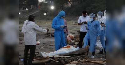 Десятки трупів померлих від ковіду виловлюють з річки Ганг: в Індії епідситуація вийшла з-під контролю