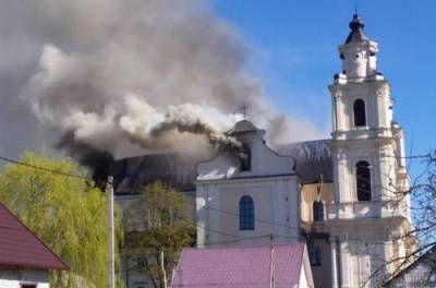 ЧП в Беларуси: пожар уничтожает Будславский костел