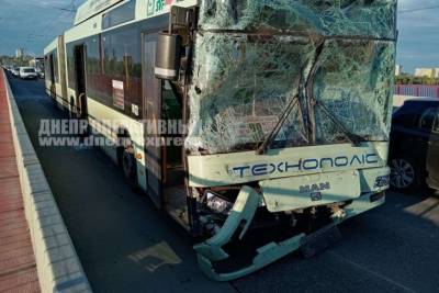 Троллейбус и маршрутка попали в масштабное ДТП в Днепре: шесть пострадавших