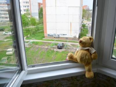 В Челябинской области с седьмого этажа выпал ребенок