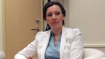 Анна Кузнецова намерена посетить Казань после вооруженного нападения на школу