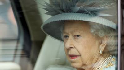 Королева Британии выступила с тронной речью на фоне траура и ограничений