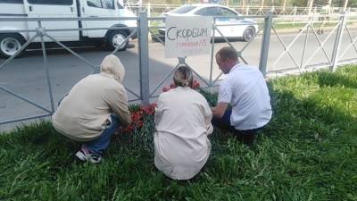 Жители Казани соорудили стихийный мемориал памяти жертвам стрельбы в школе