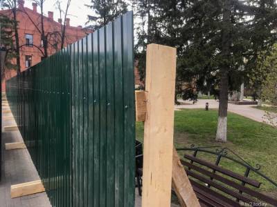 Благоустройство началось: подрядчик огородил Сквер памяти жертв политических репрессий