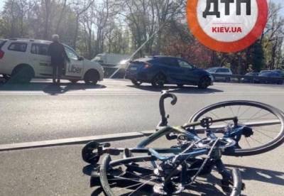 В Киеве водитель такси сбил велосипедиста