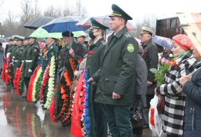 Сотрудники Выборгской таможни возложили цветы к братской могиле в районе поселка им. Черкасова