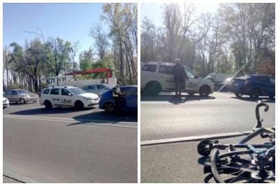 В Киеве такси снесло велосипедиста, выехав на тротуар: "Решил не стоять в пробках"