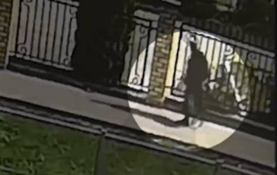 Помахал прохожему: появилось видео, как казанский стрелок шел в школу