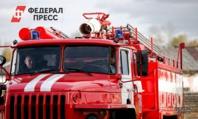 На окраине Екатеринбурга огонь охватил три гектара сухой травы