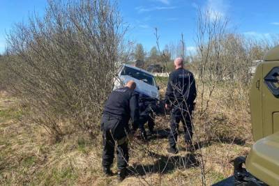 Псковские росгвардейцы помогли попавшему в аварию водителю