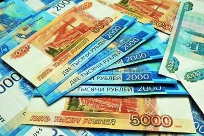 Рубль растет против доллара и евро