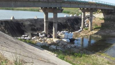 Дамба в Херсонской области разрушается, пропуская днепровскую воду в Северо-Крымский канал