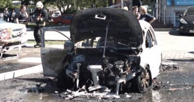 В Калининграде напротив автозаправки загорелась машина с водителем и пассажиркой внутри (фото, видео)