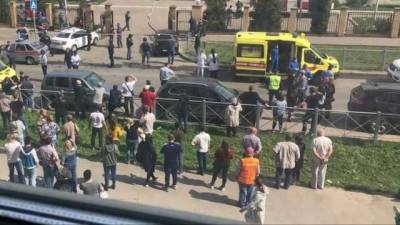 В сети опубликовали видео, на котором из казанской школы вывозят тела погибших в результате стрельбы учеников, - СМИ