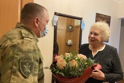 Псковские росгвардейцы поздравили вдову ветерана с Днём Победы