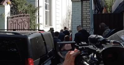 Охрана Медведчука не дает следователям вручить политику подозрение, – СМИ (видео)