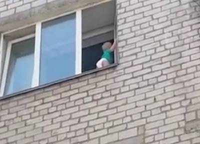 Сосед в Перми выбил дверь и спас малыша, который гулял в открытом окне