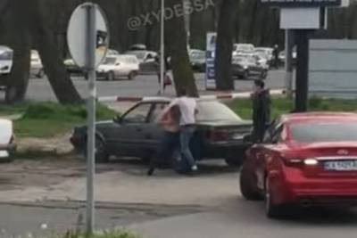 В Одессе таксисты устроили эпичную драку из-за пассажира