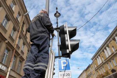 К середине лета в Петербурге установят более ста светофоров на солнечных батареях