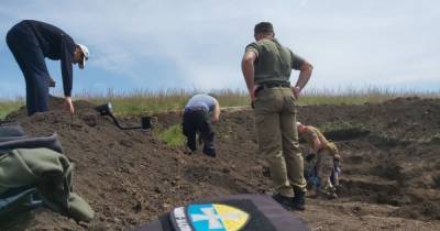 "Я долго молилась, чтобы с этим солдатом пришли": под Днепром нашли обломки истребителя и останки летчика
