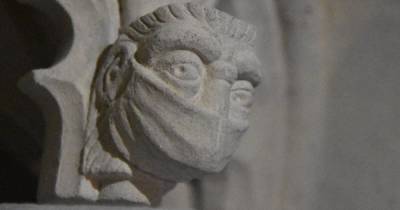В британской средневековой святыне высекли каменное лицо в маске от COVID-19 (фото)