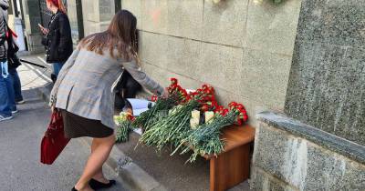 Стихийный мемориал погибшим при стрельбе в казанской школе появился в Москве